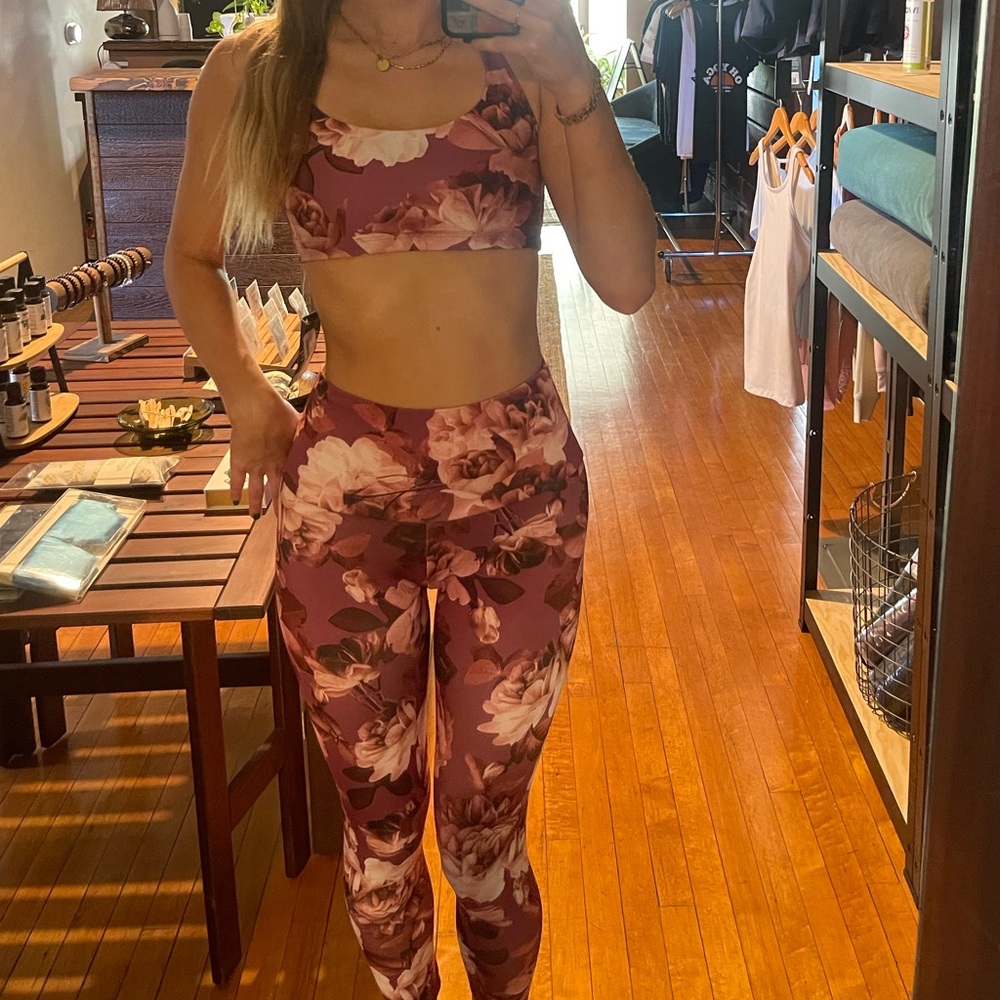 NWT Onzie gardenia set